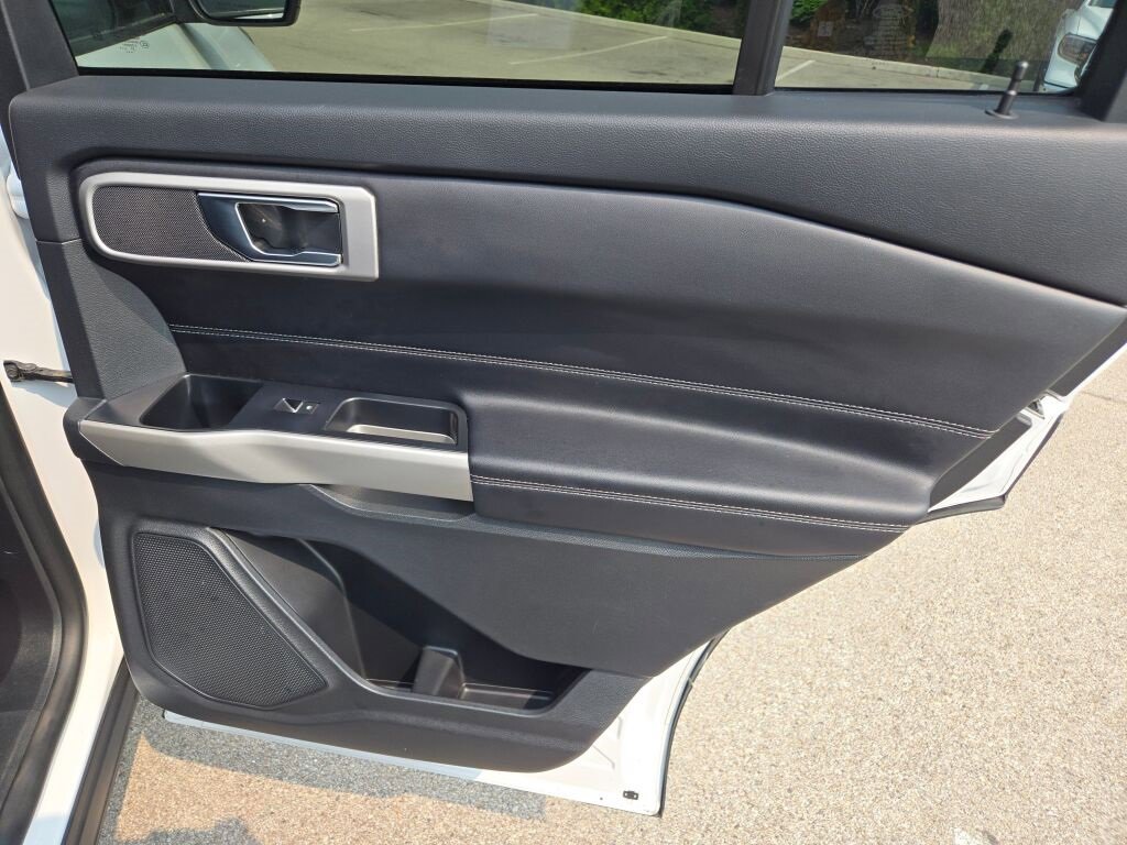 Used 2021 Ford Explorer XLT image 11