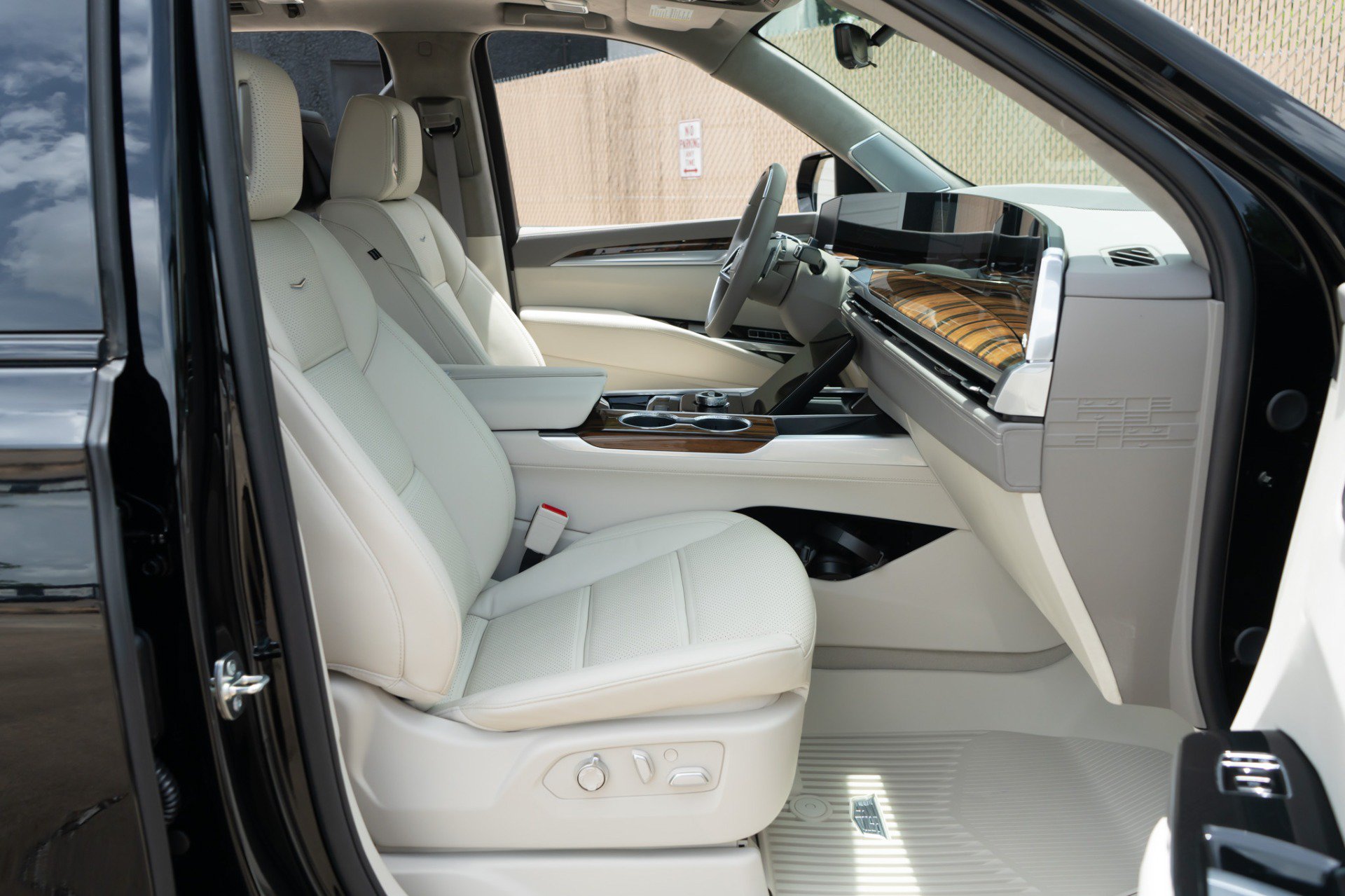 Used 2026 Cadillac Escalade Platinum Sport w/ LPO, Floor Liner Package AWD/4WD image 20