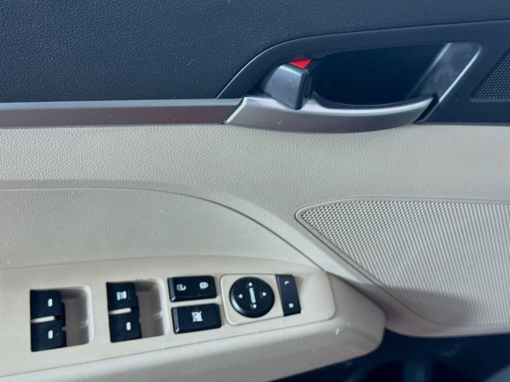 Used 2020 Hyundai Elantra SE w/ Winter Weather Package image 20