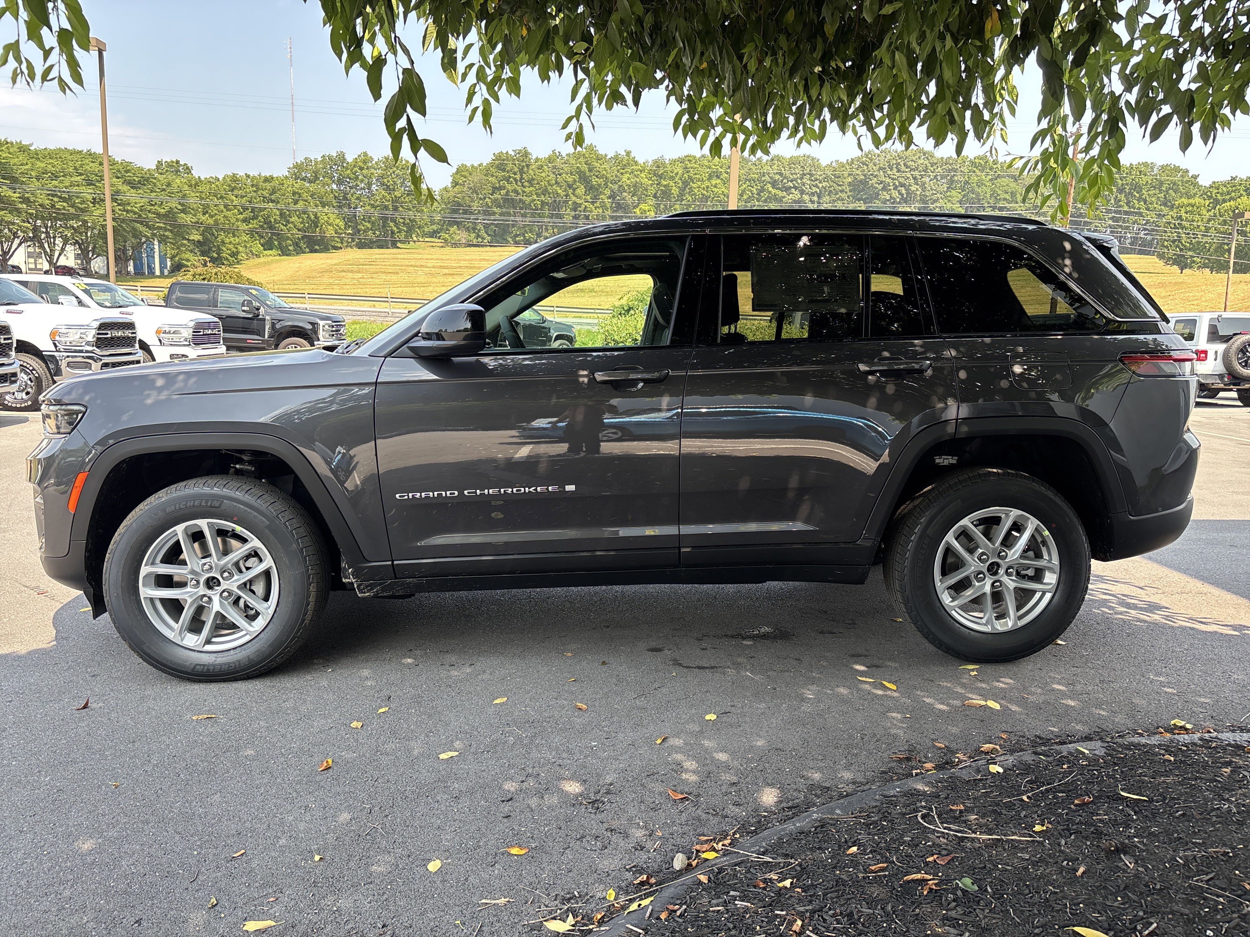 New 2025 Jeep Grand Cherokee Laredo X w/ Luxury Tech Group I image 7