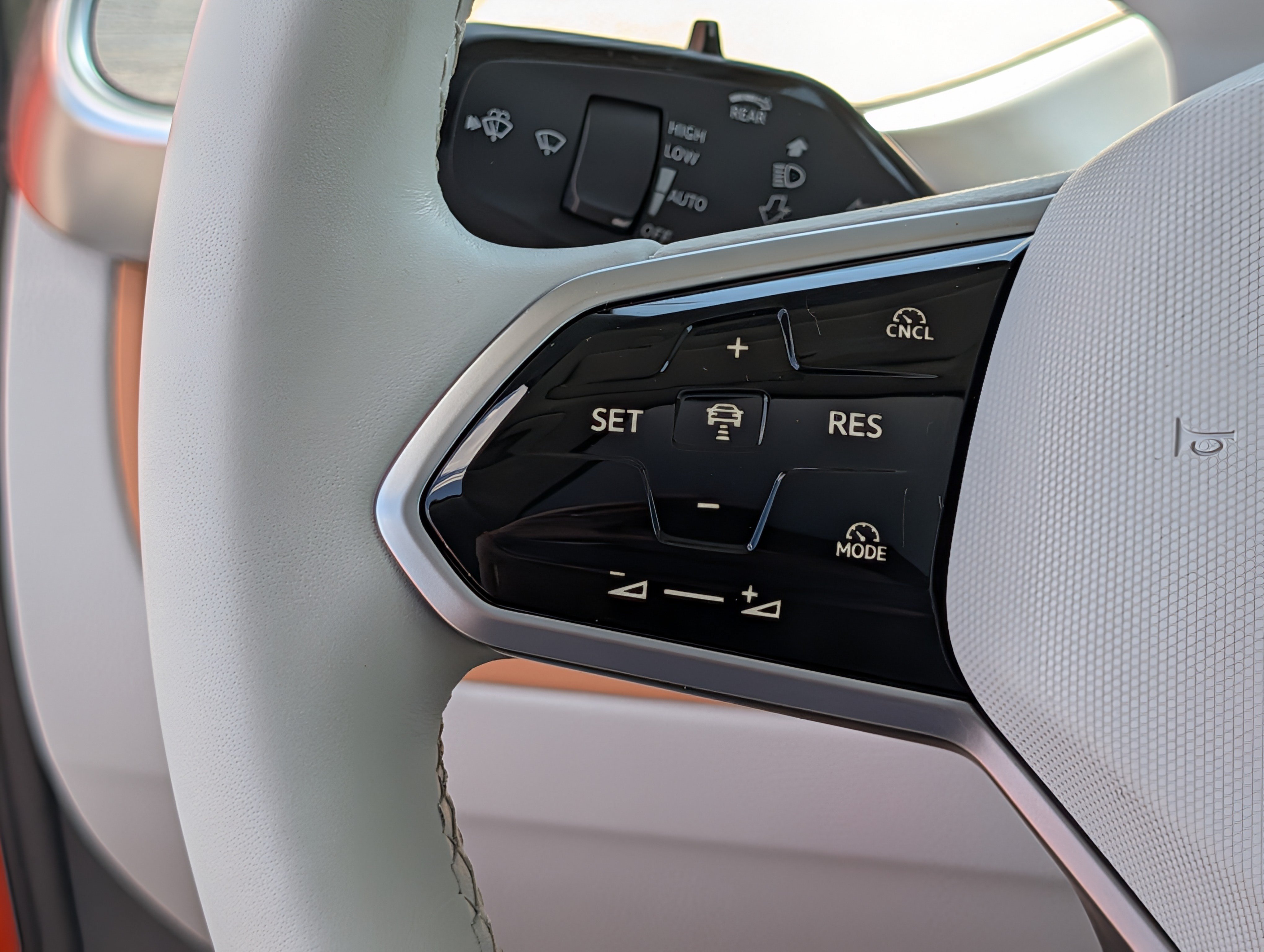 Used 2025 Volkswagen ID. Buzz Pro S Plus RWD image 26