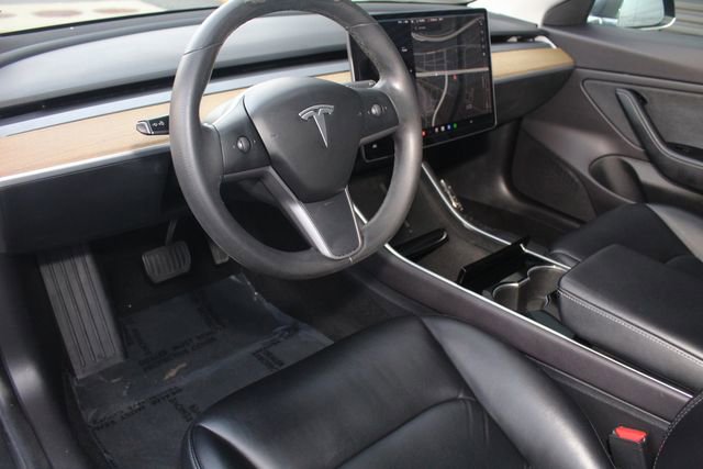 Used 2019 Tesla Model 3 Standard Range Plus image 4