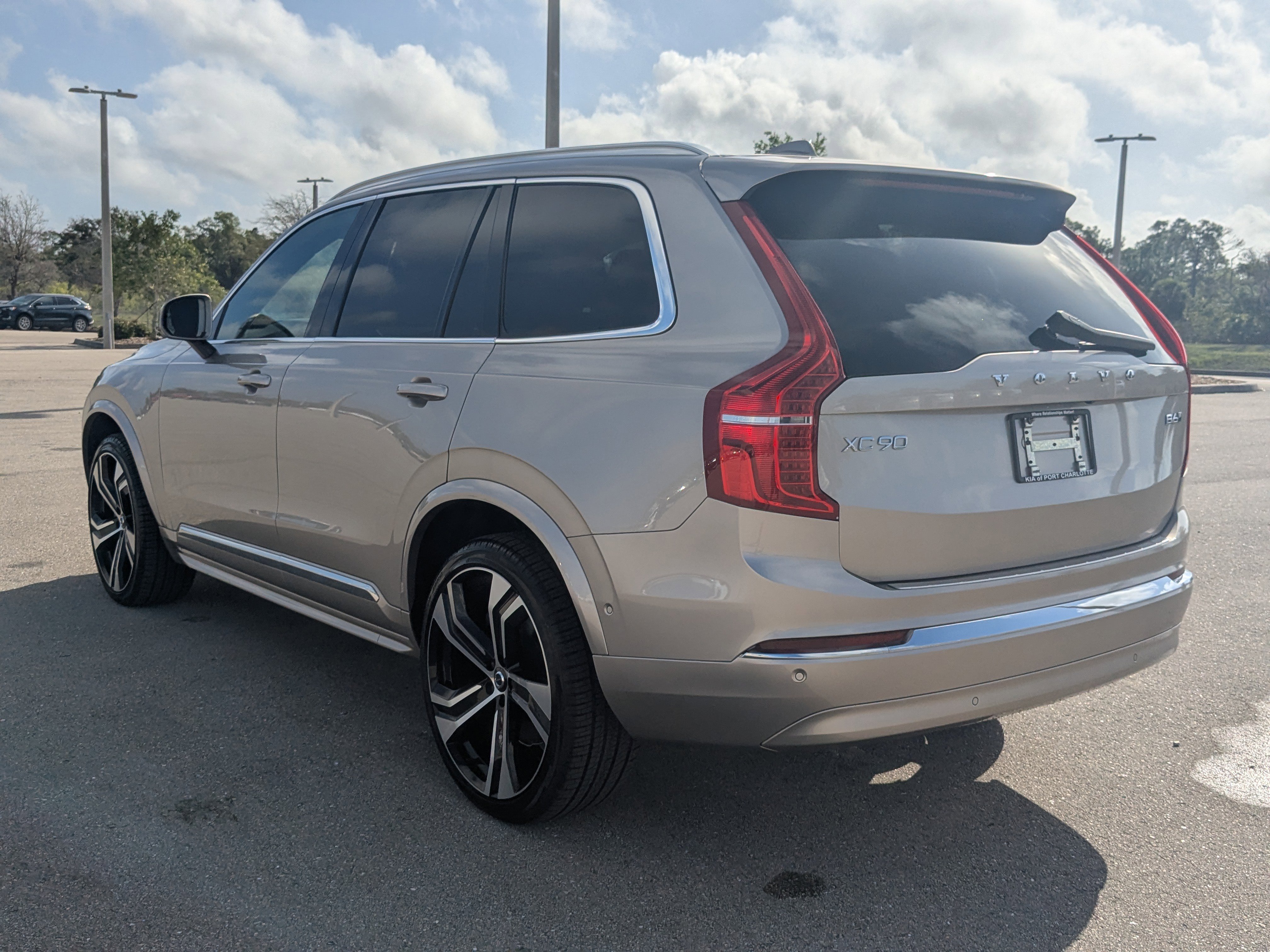 Used 2025 Volvo XC90 B6 Ultra w/ Protection Package Premier AWD/4WD image 7