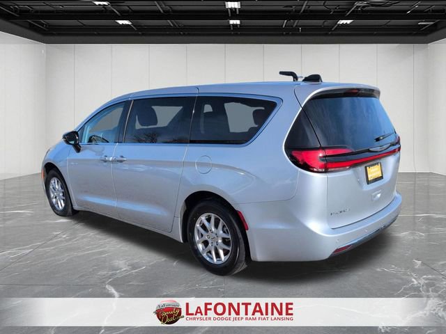 Used 2024 Chrysler Pacifica Touring-L FWD image 3