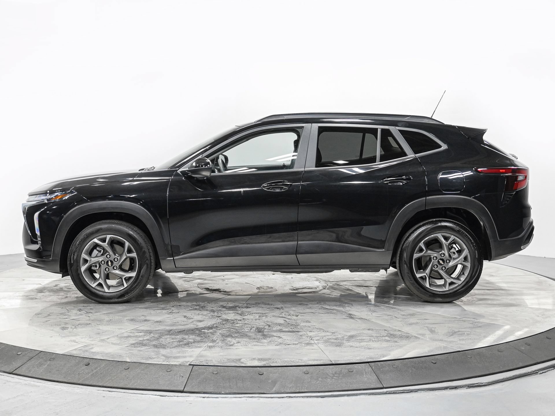 Used 2024 Chevrolet Trax LT FWD image 2