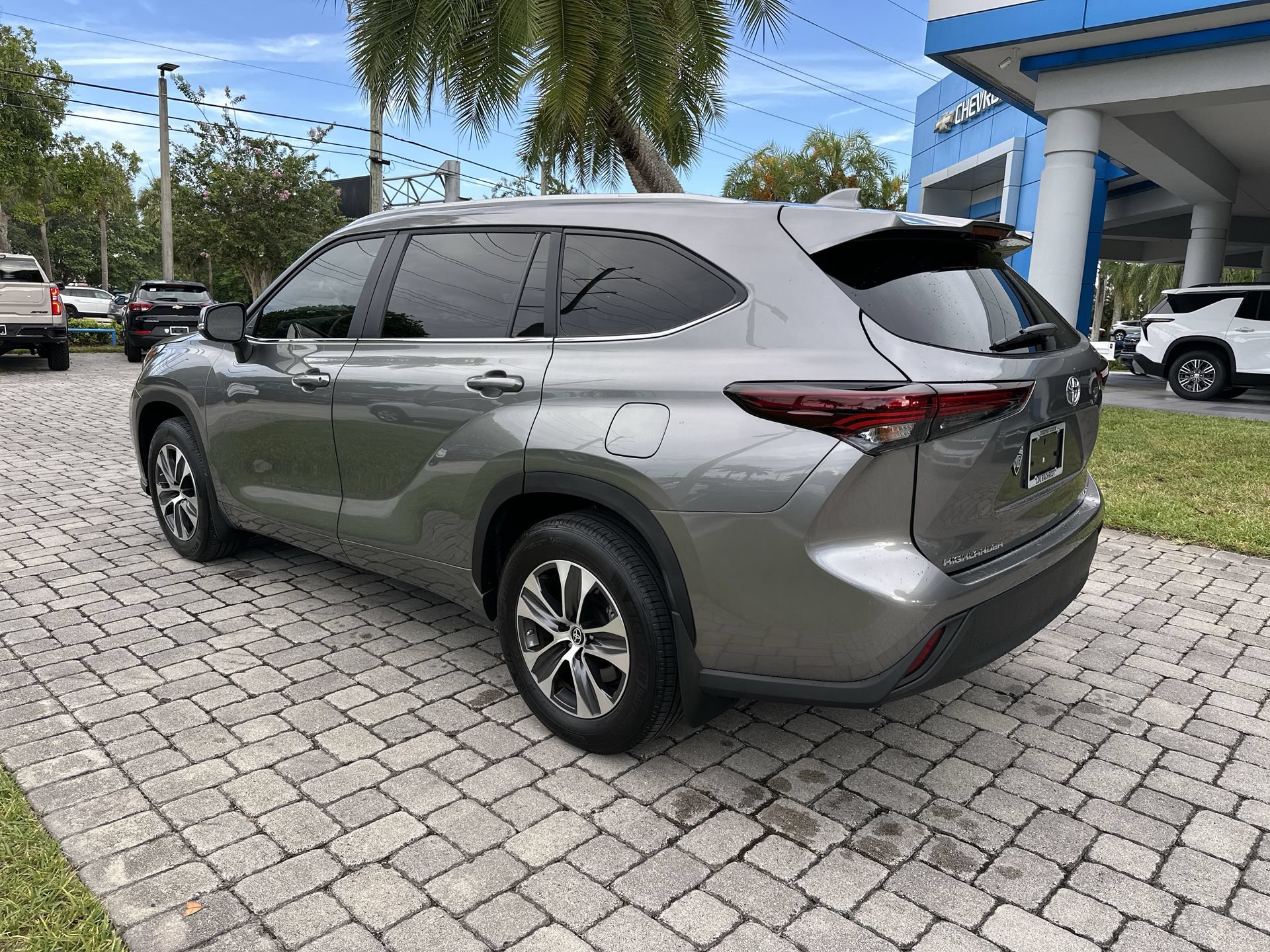Used 2025 Toyota Highlander XLE FWD image 6