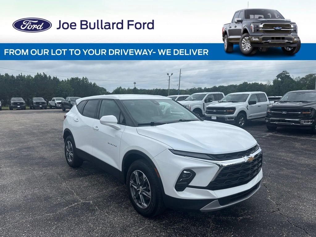 Used 2025 Chevrolet Blazer LT FWD image 1