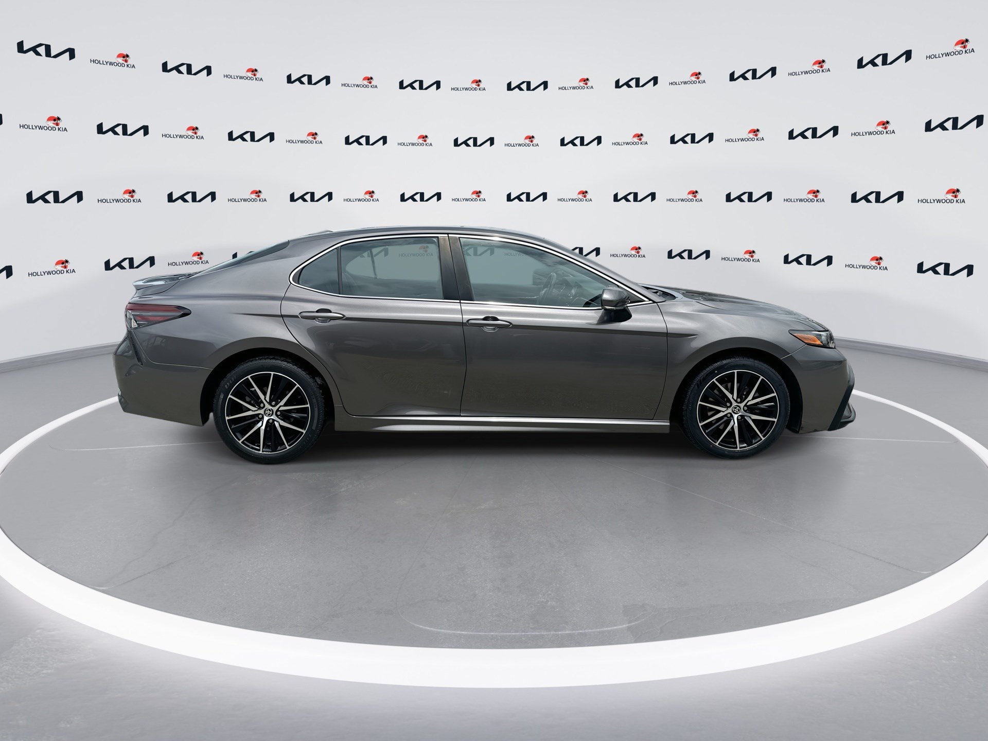 Used 2022 Toyota Camry SE FWD image 9