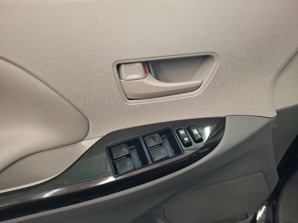 Used 2013 Toyota Sienna L FWD image 16