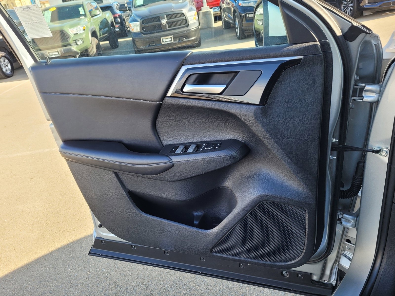 Used 2024 Mitsubishi Outlander SE image 16