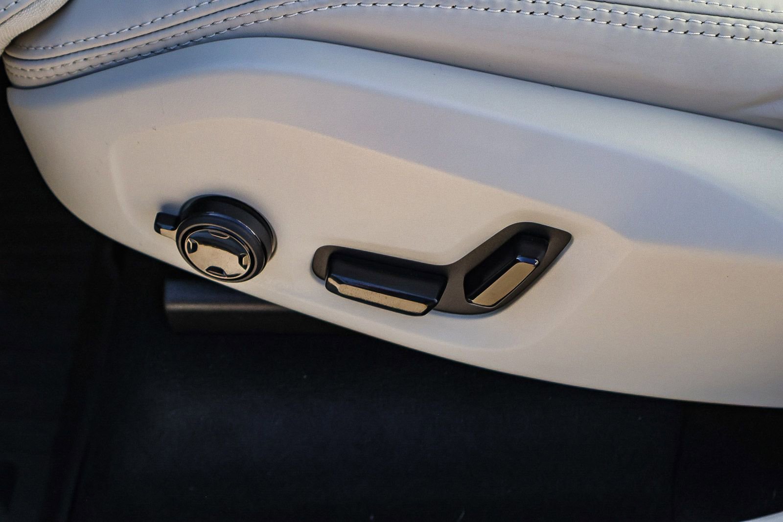 New 2026 Volvo XC90 B6 Ultra w/ Protection Package image 32