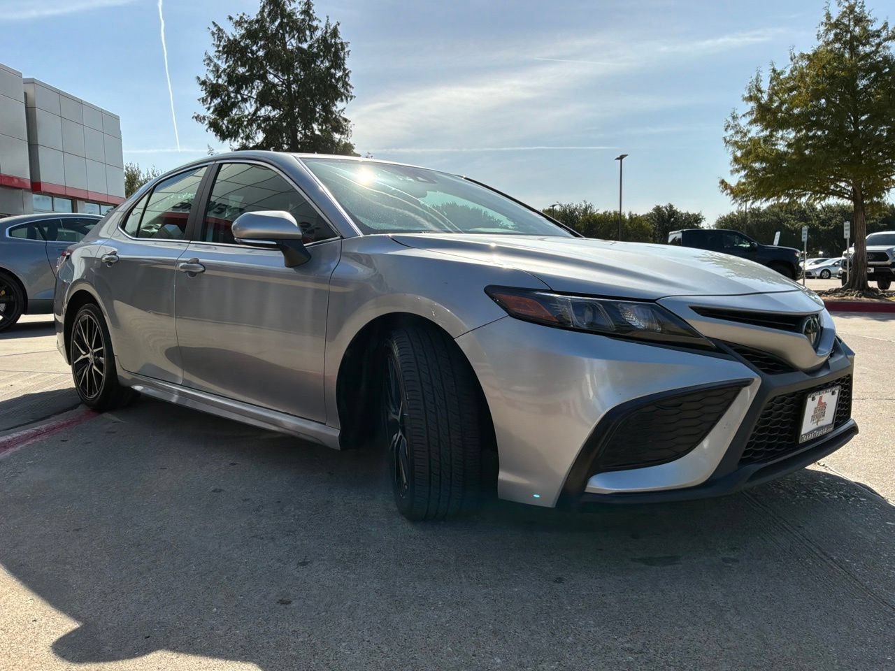 Used 2023 Toyota Camry SE FWD image 4