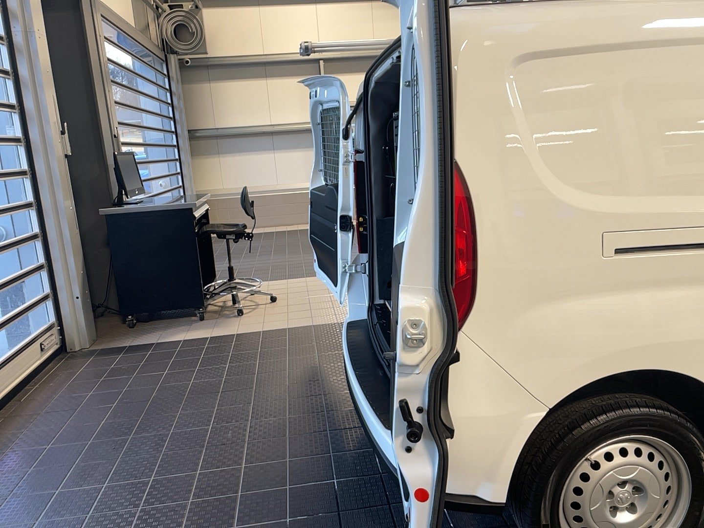 Used 2022 RAM ProMaster City Tradesman w/ Window Group 05 FWD image 8
