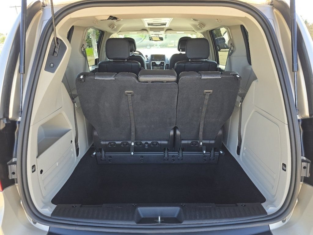 Used 2016 Chrysler Town & Country Touring FWD image 21