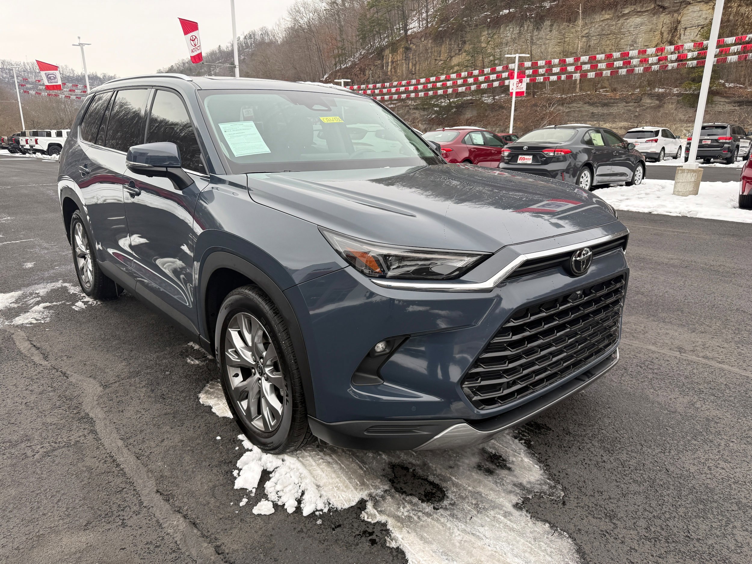 Used 2024 Toyota Grand Highlander image 5