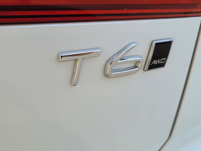 Used 2020 Volvo XC60 T6 Momentum w/ Protection Package image 9