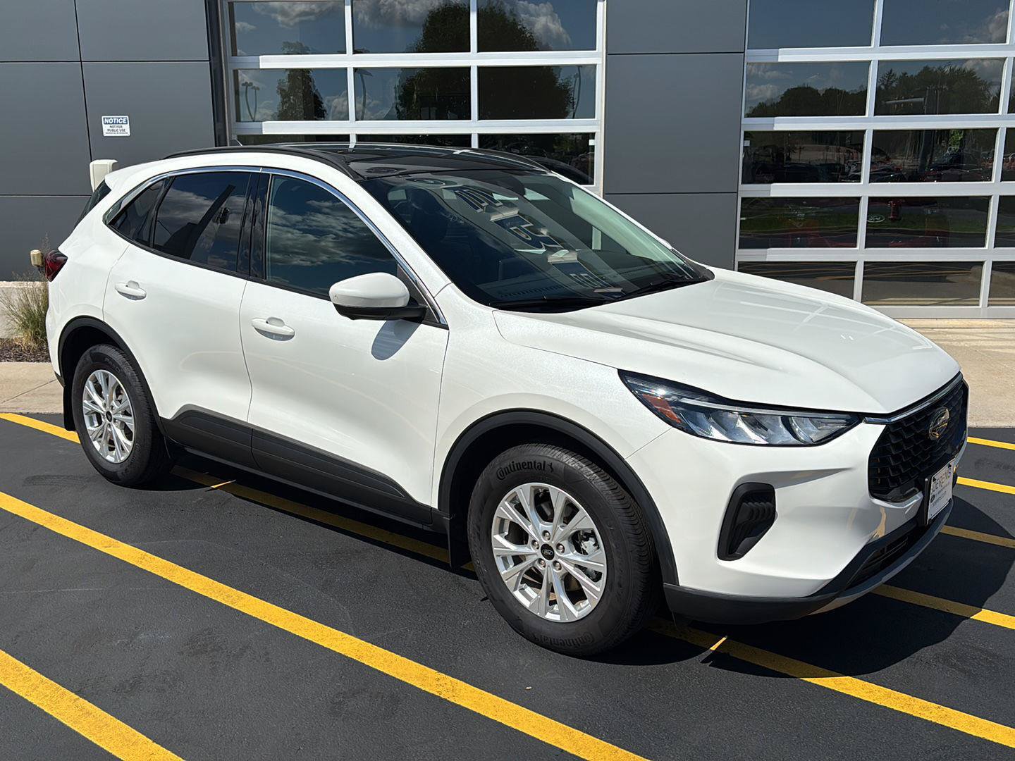 Used 2023 Ford Escape Active w/ Tech Pack #2 AWD/4WD image 2