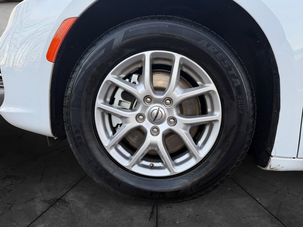 Used 2024 Chrysler Pacifica Touring-L image 14