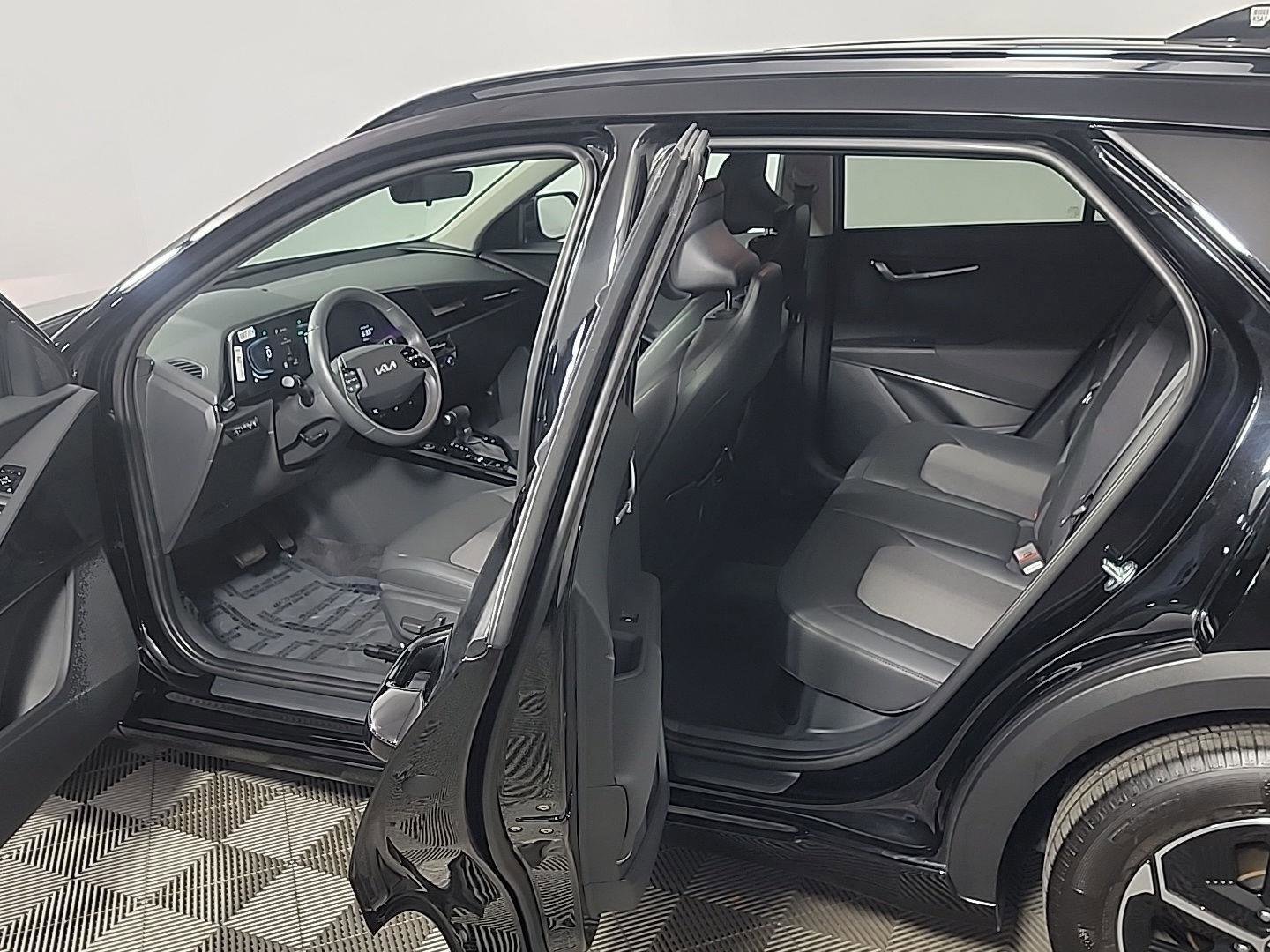 Used 2025 Kia Niro EX image 16