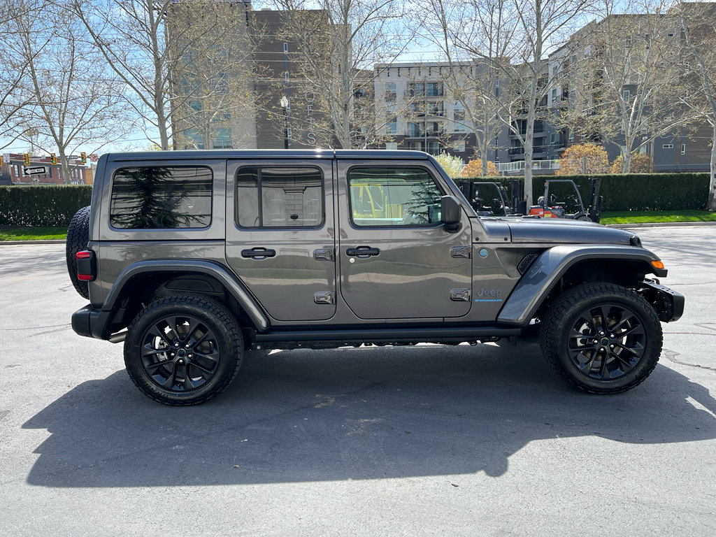 Used 2025 Jeep Wrangler Sahara image 6