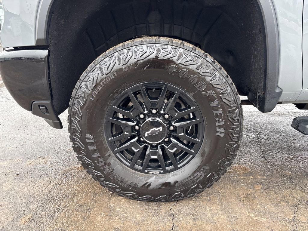 Used 2024 Chevrolet Silverado 2500 ZR2 w/ Technology Package image 9