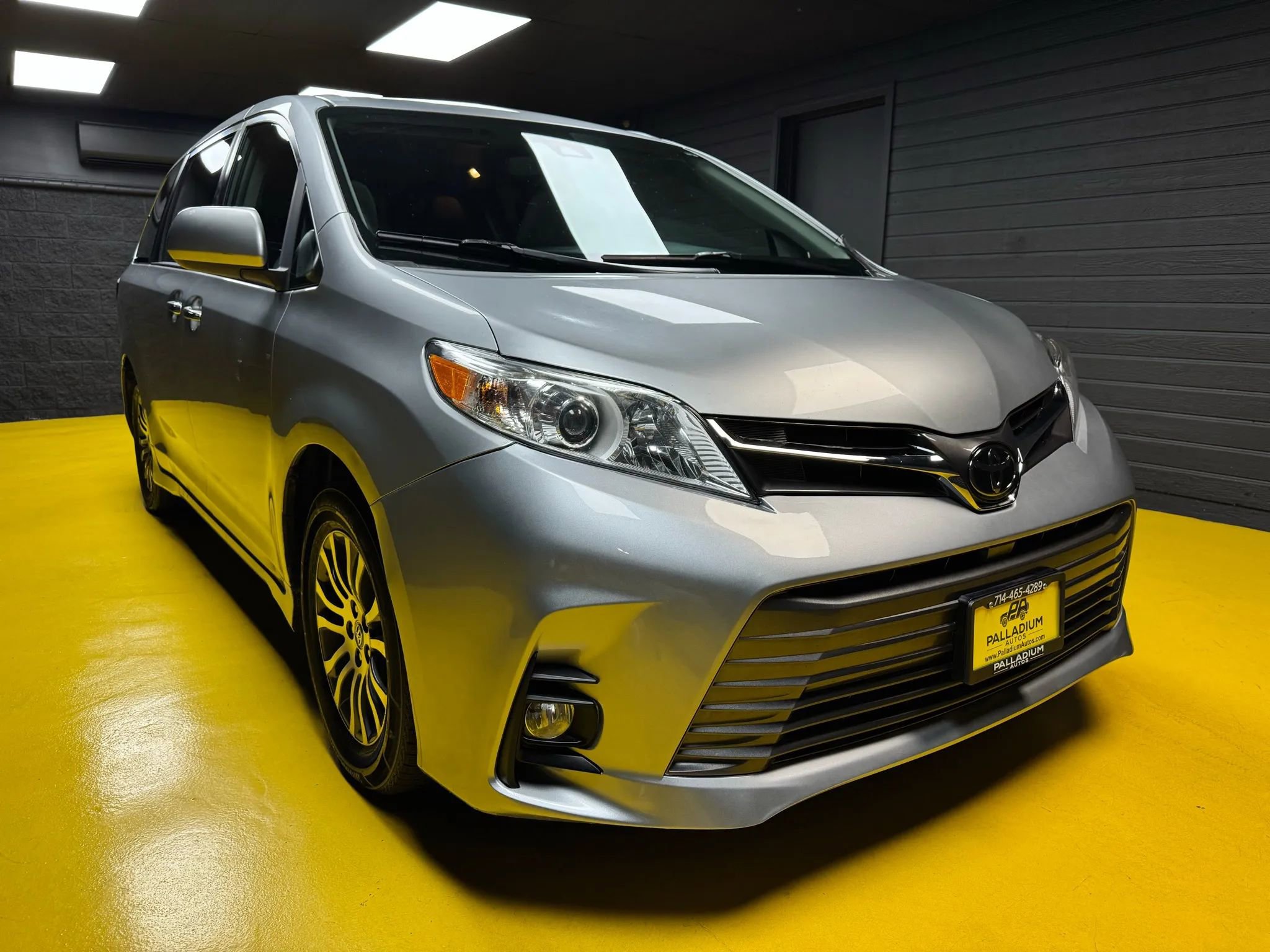 Used 2019 Toyota Sienna XLE FWD image 3