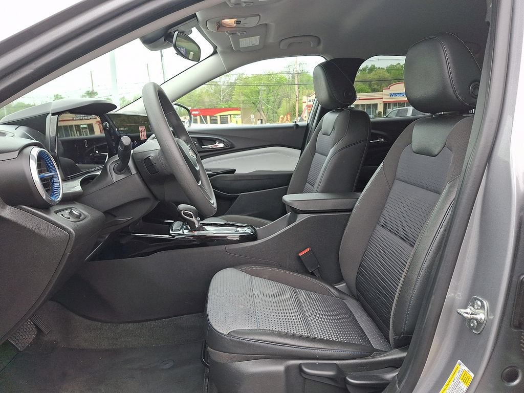 Used 2025 Chevrolet Trax LT FWD image 16