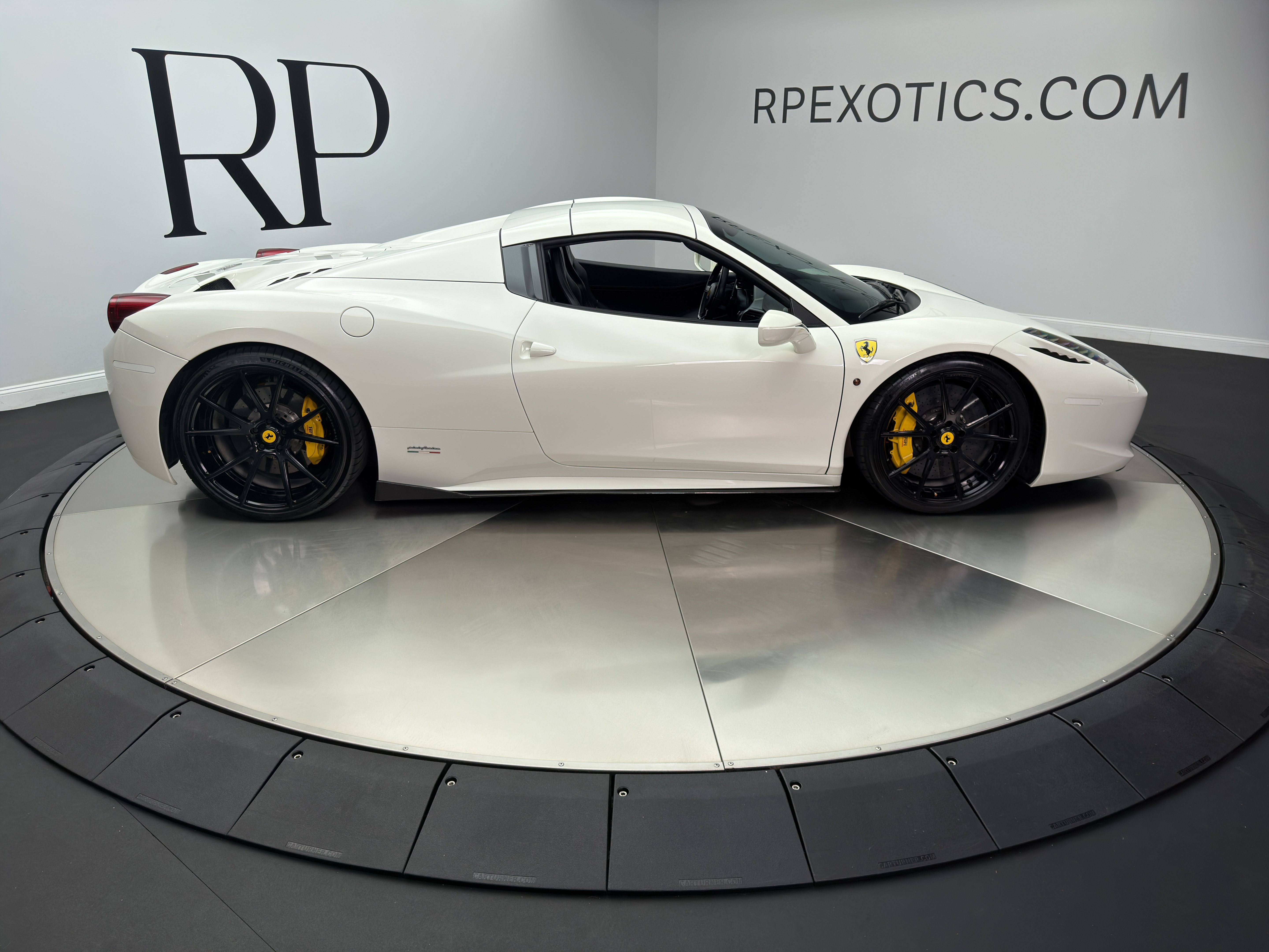 Used 2014 Ferrari 458 Spider RWD image 18