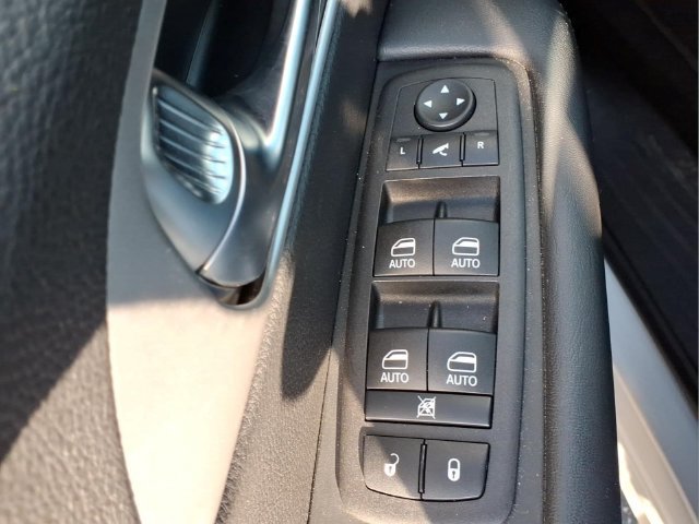 Used 2025 Chrysler Pacifica Limited FWD image 19