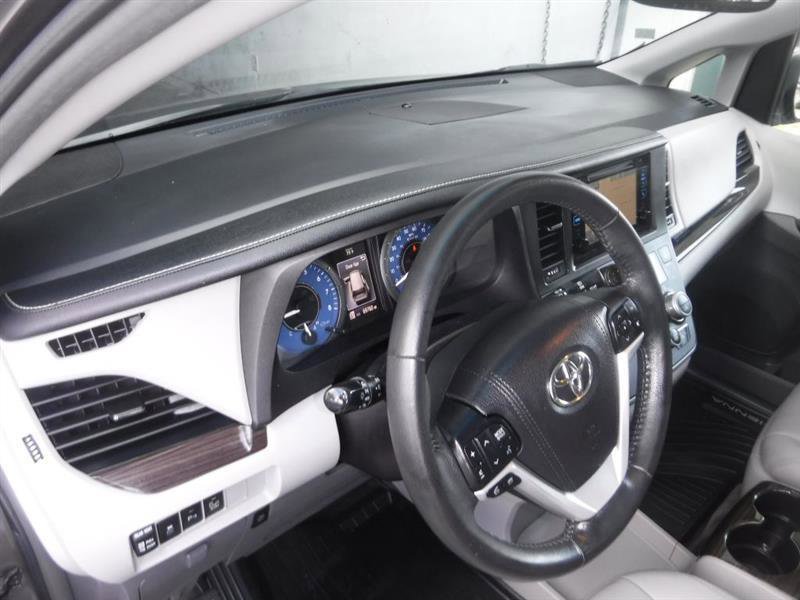 Used 2017 Toyota Sienna AWD image 26