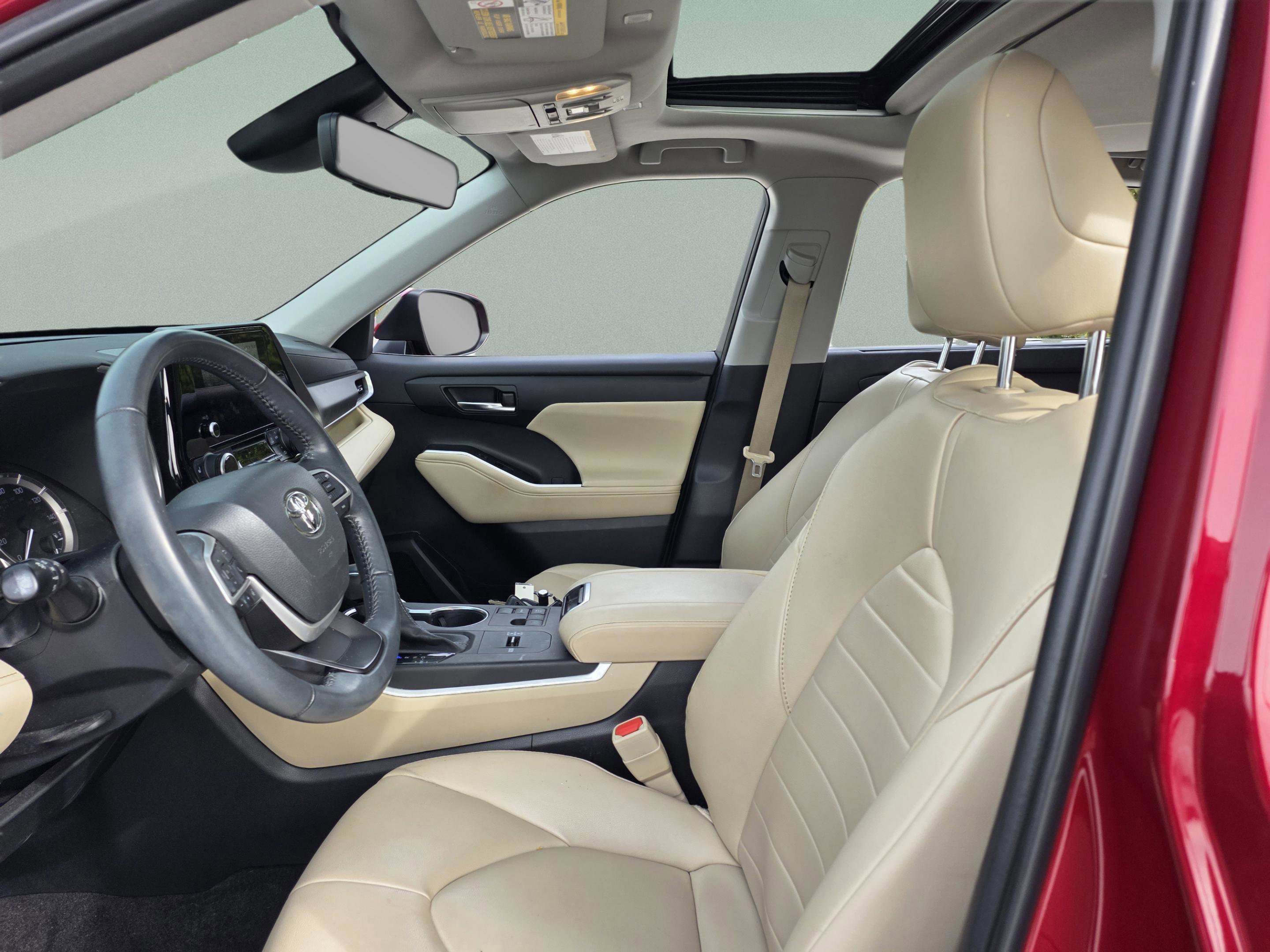 Used 2023 Toyota Highlander XLE image 10