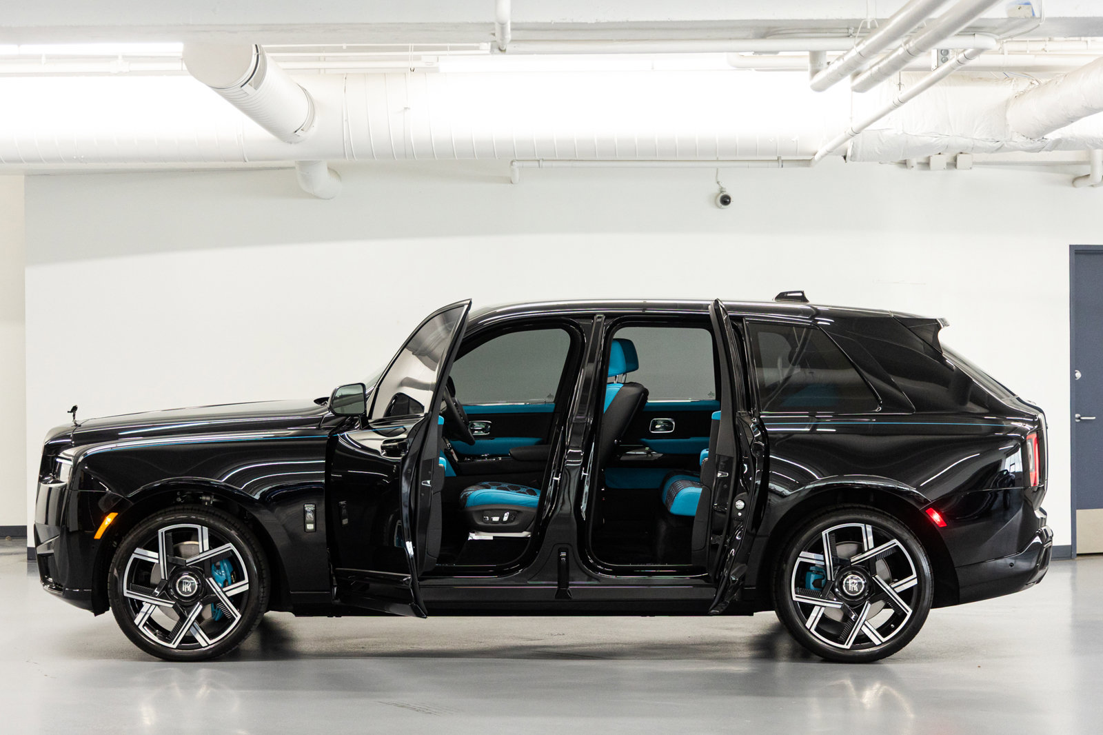 Certified 2025 Rolls-Royce Cullinan Black Badge AWD/4WD image 25