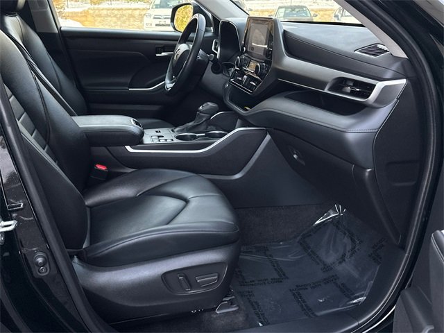 Used 2023 Toyota Highlander XLE image 12