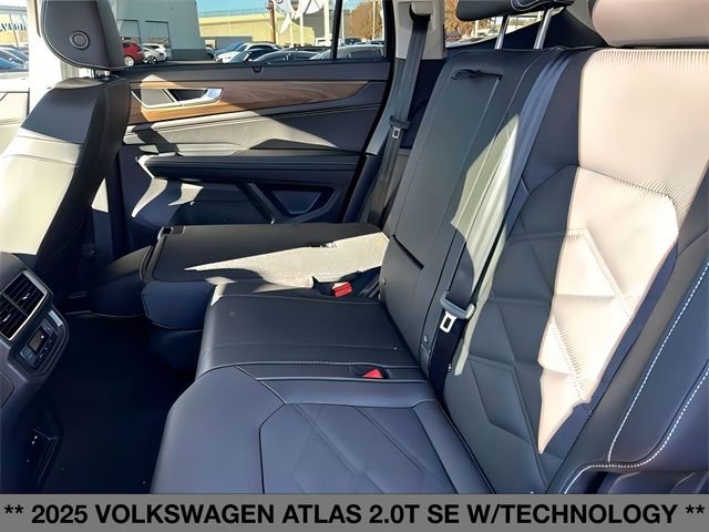 Used 2025 Volkswagen Atlas SE image 13