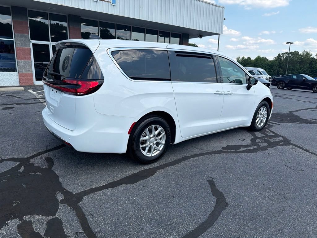 Used 2025 Chrysler Pacifica Select FWD image 2