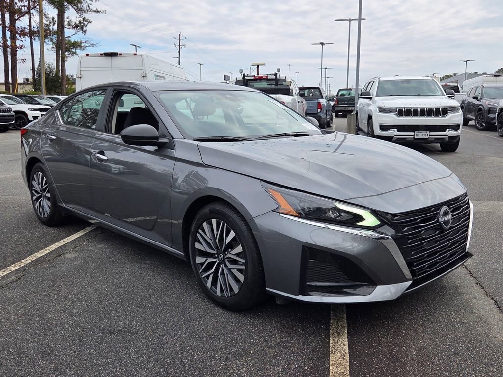 Used 2025 Nissan Altima 2.5 SV image 1