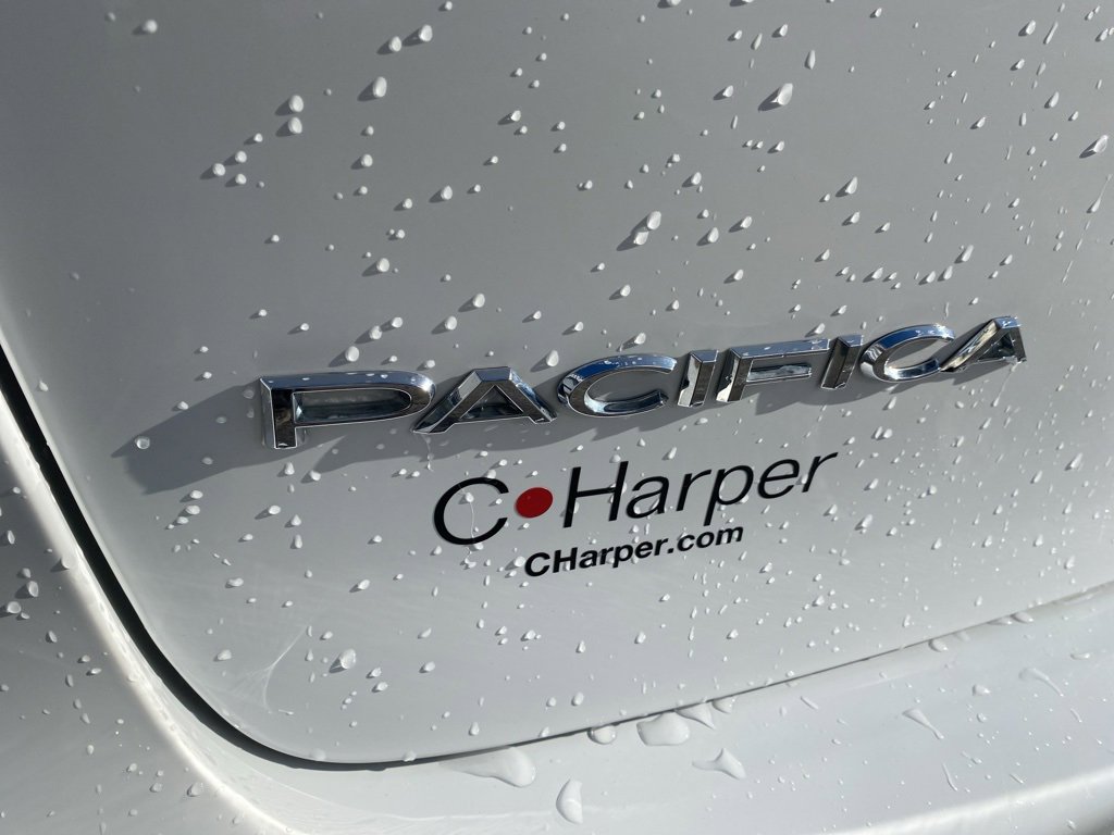 Used 2024 Chrysler Pacifica Touring-L image 17