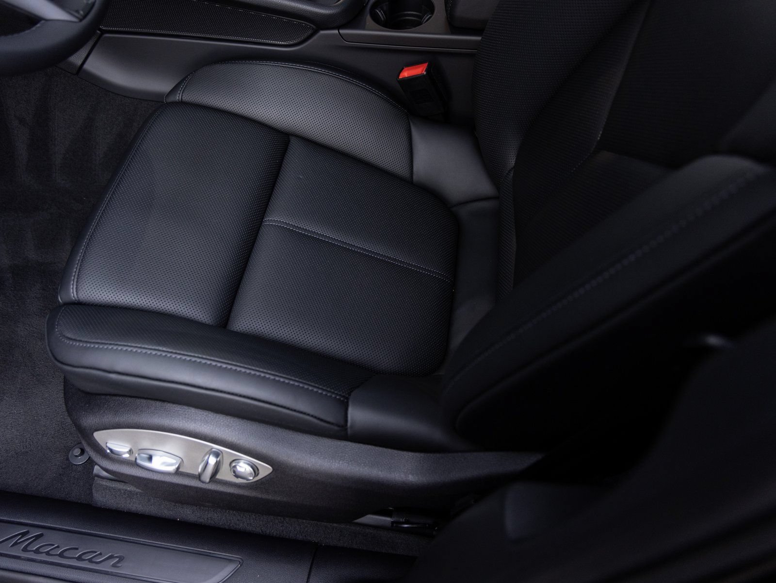 New 2026 Porsche Macan AWD/4WD image 23