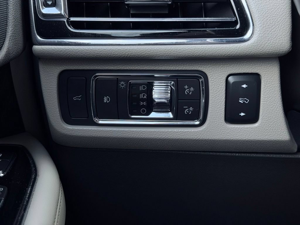Used 2022 Lincoln Navigator 4WD image 42