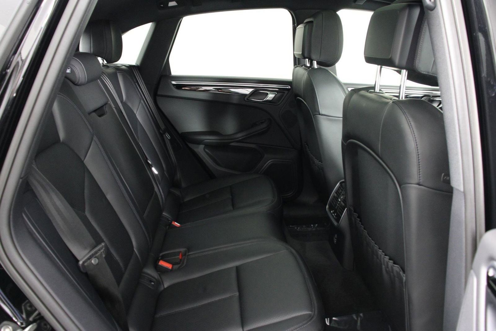 Certified 2025 Porsche Macan image 32