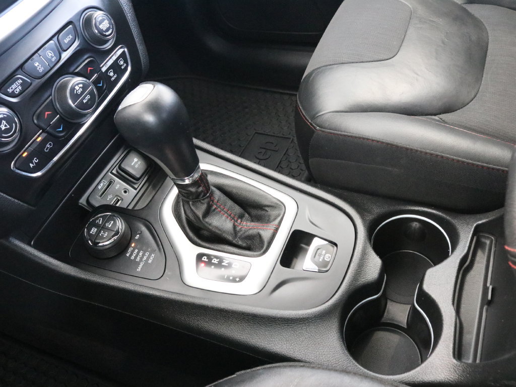 Used 2018 Jeep Cherokee Trailhawk AWD/4WD image 18