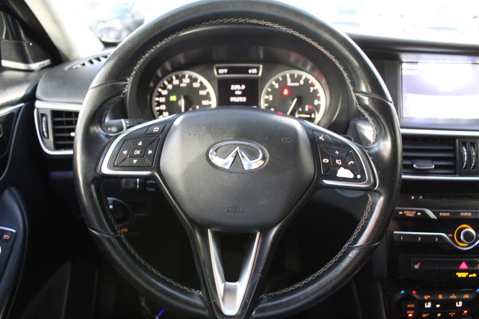 Used 2017 INFINITI QX30 Premium FWD image 15