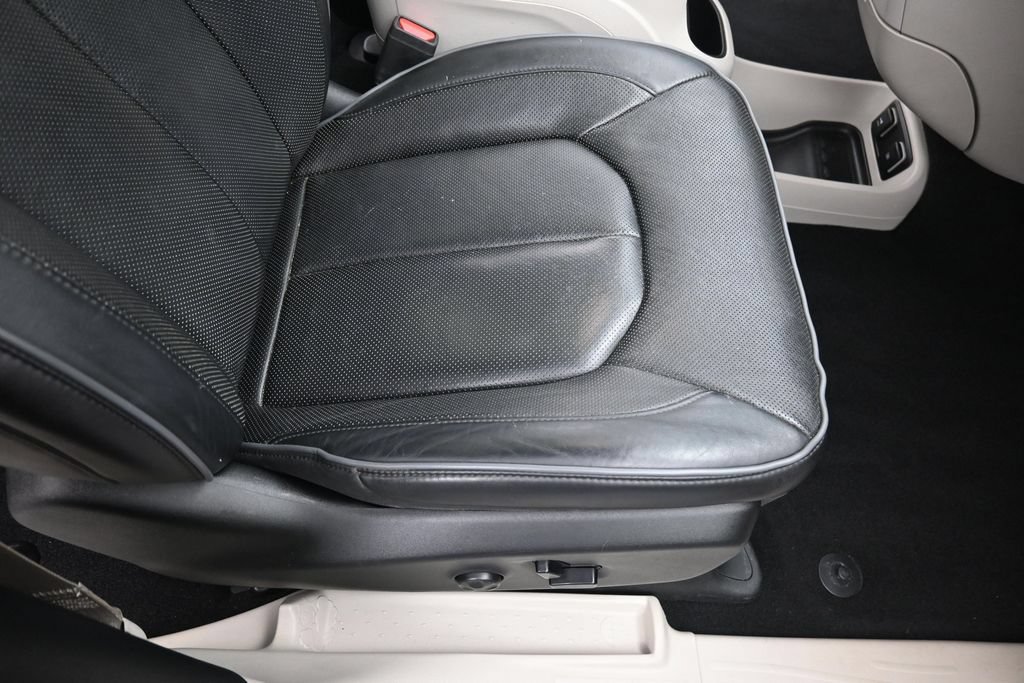 Used 2020 Chrysler Pacifica Limited FWD image 33