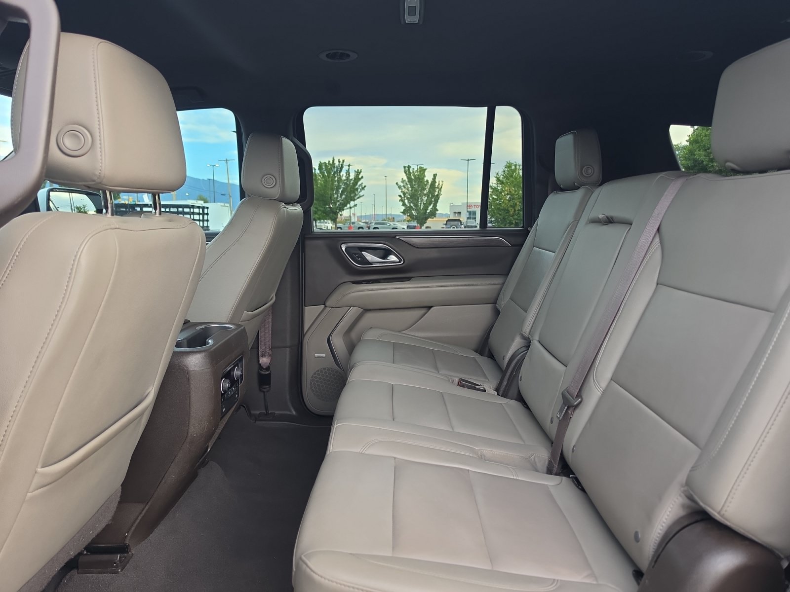 Certified 2022 Chevrolet Suburban Z71 w/ Luxury Package AWD/4WD image 24