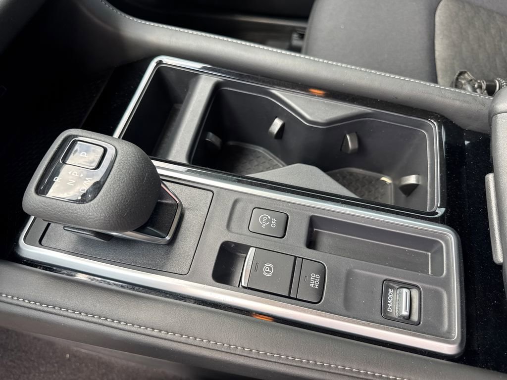 Used 2024 Nissan Pathfinder SV w/ SV Premium Package image 17