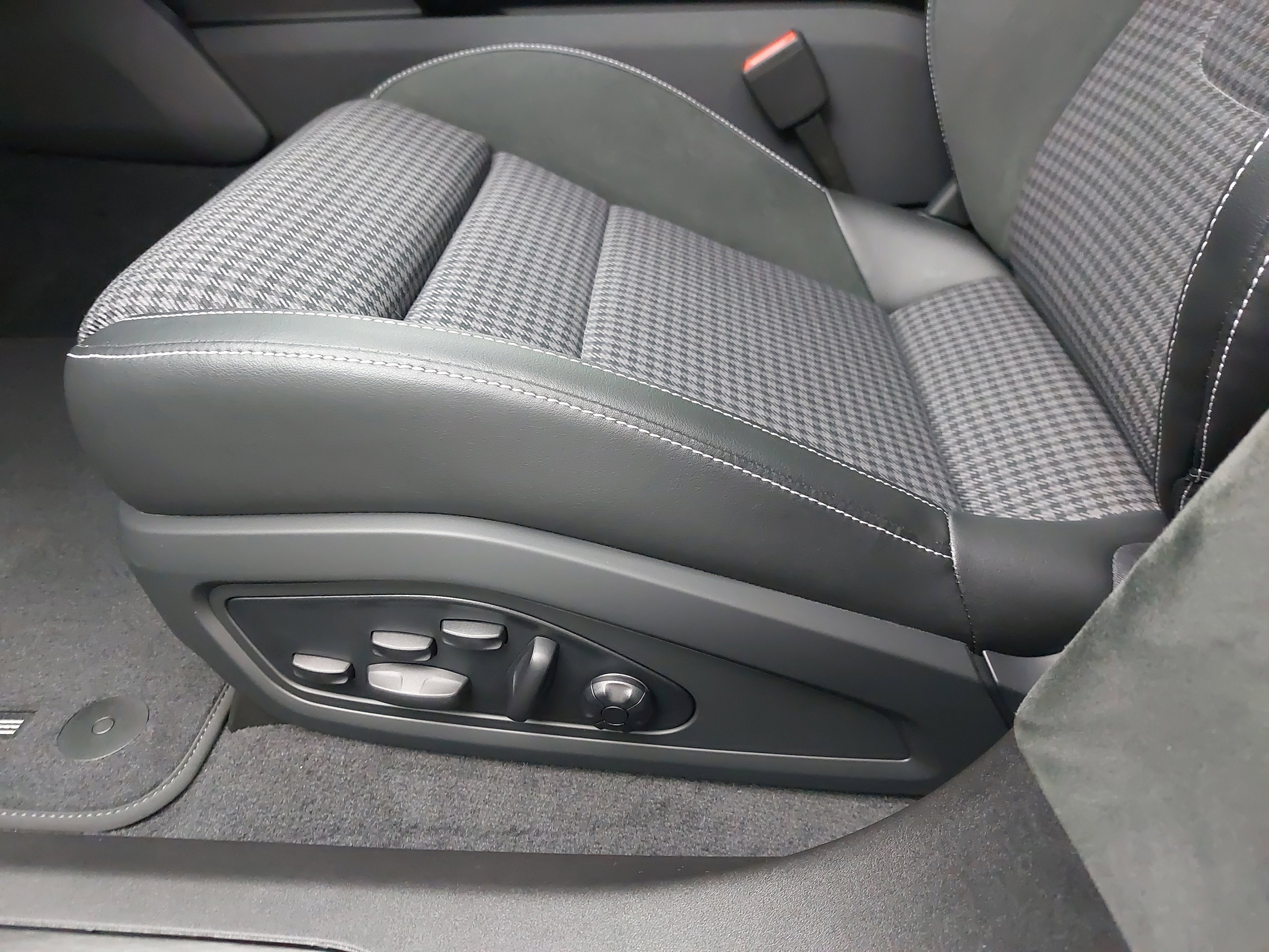 New 2025 Porsche Taycan GTS image 31