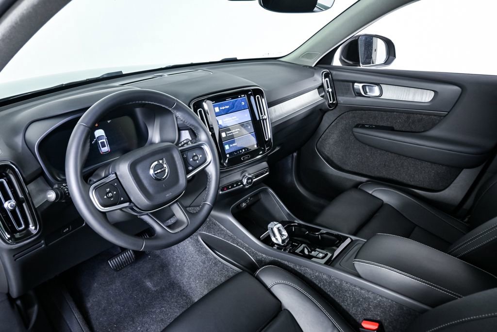 Certified 2025 Volvo XC40 B5 Plus image 6
