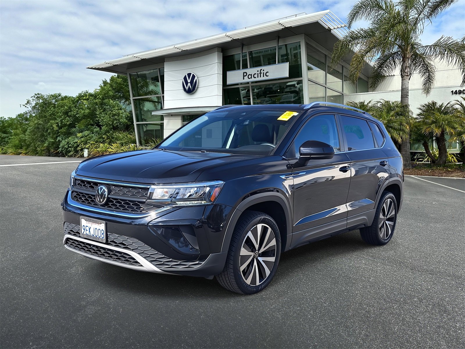Used 2023 Volkswagen Taos SE w/ Panoramic Sunroof Package