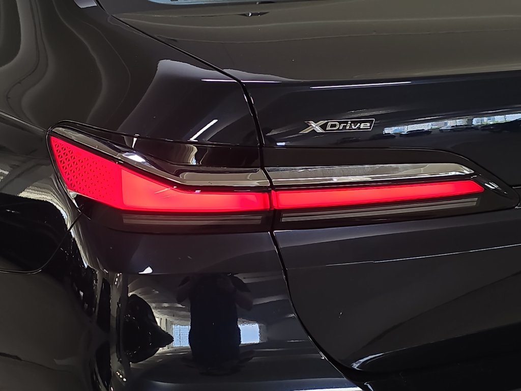 Certified 2023 BMW 760i xDrive AWD/4WD image 33