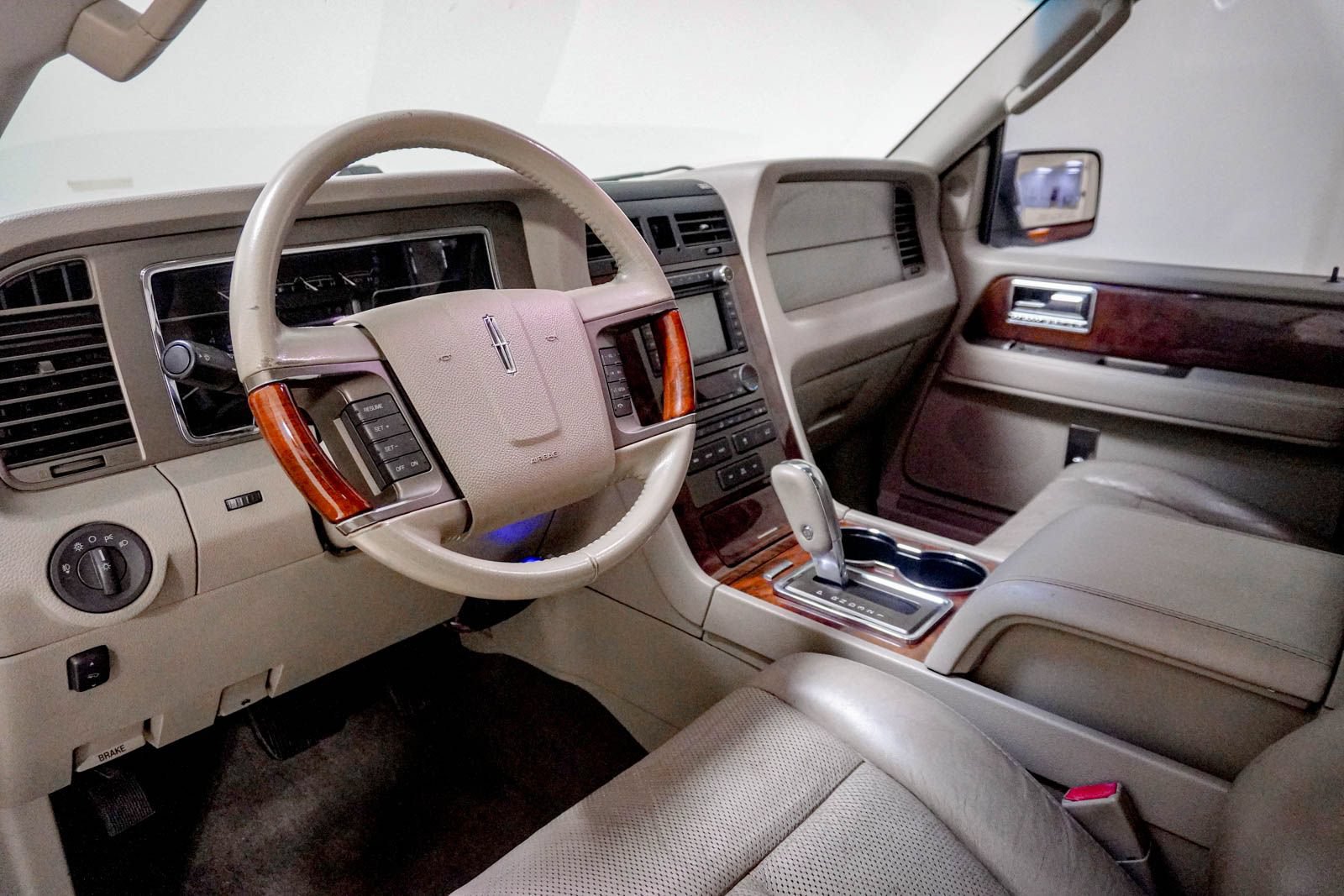 Used 2011 Lincoln Navigator L 4WD image 21